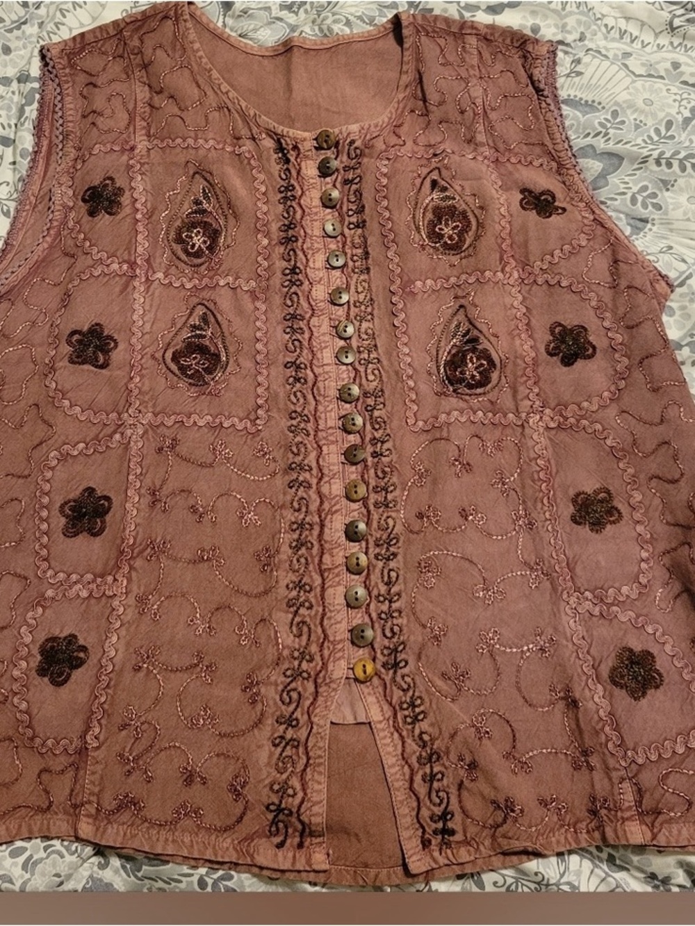 Sleeveless Embroidered Button-Front Women’s Top - Dusty Mauve